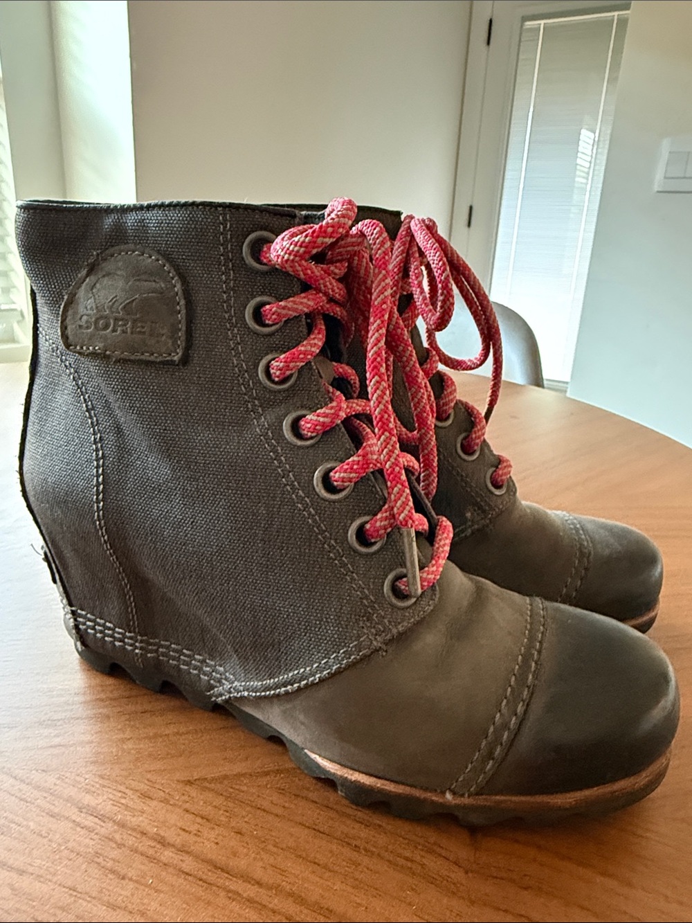 Sorel Gray Lace-Up Women's Ankle Boots with Pink Laces